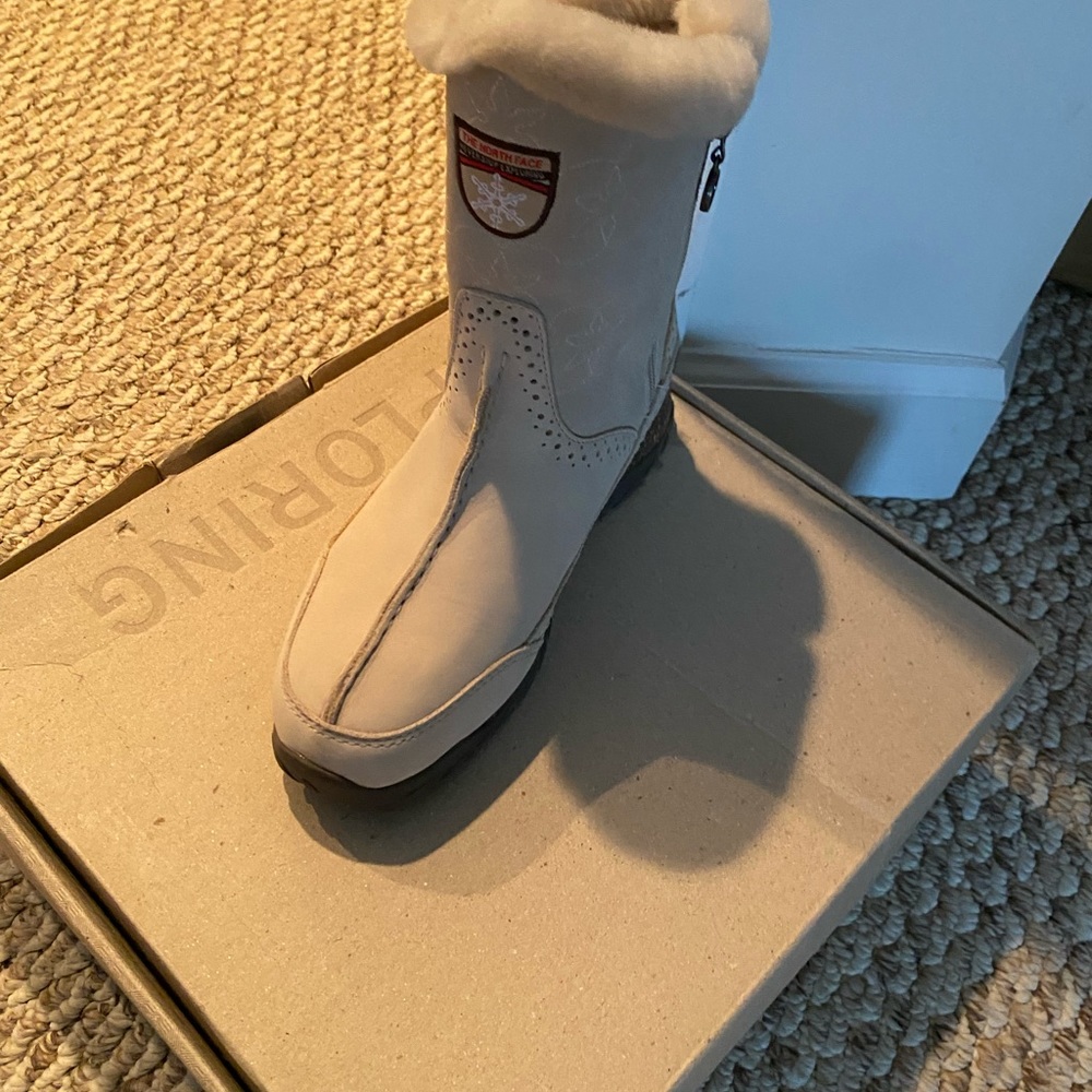 Brand New with box North Face W BELLA BLACKHOMB. Color:WHITE SND/SHRMBR Size: 6